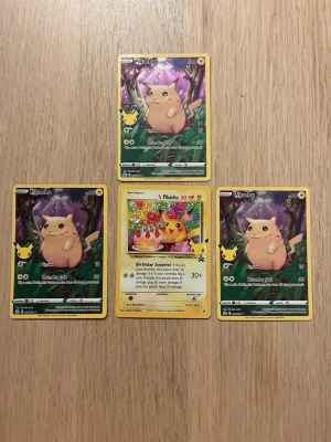 Pokémonkort Pikachu samling - Säljer fyra Pokémonkort med Pikachu-motiv, varav tre med mörk bakgrund och ett Birthday Pikachu-kort med färgglad tårta. Perfekt för samlare eller Pokémonfans! Fraktar korten också säkert så dom inte går sönder.👍🏽