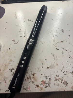 locktång från REMINGTON - Säljer en locktång från REMINGTON den är använd fåtal gånger, ny pris 330kr mitt pris 80kr,pris kan såklart diskuteras🥰