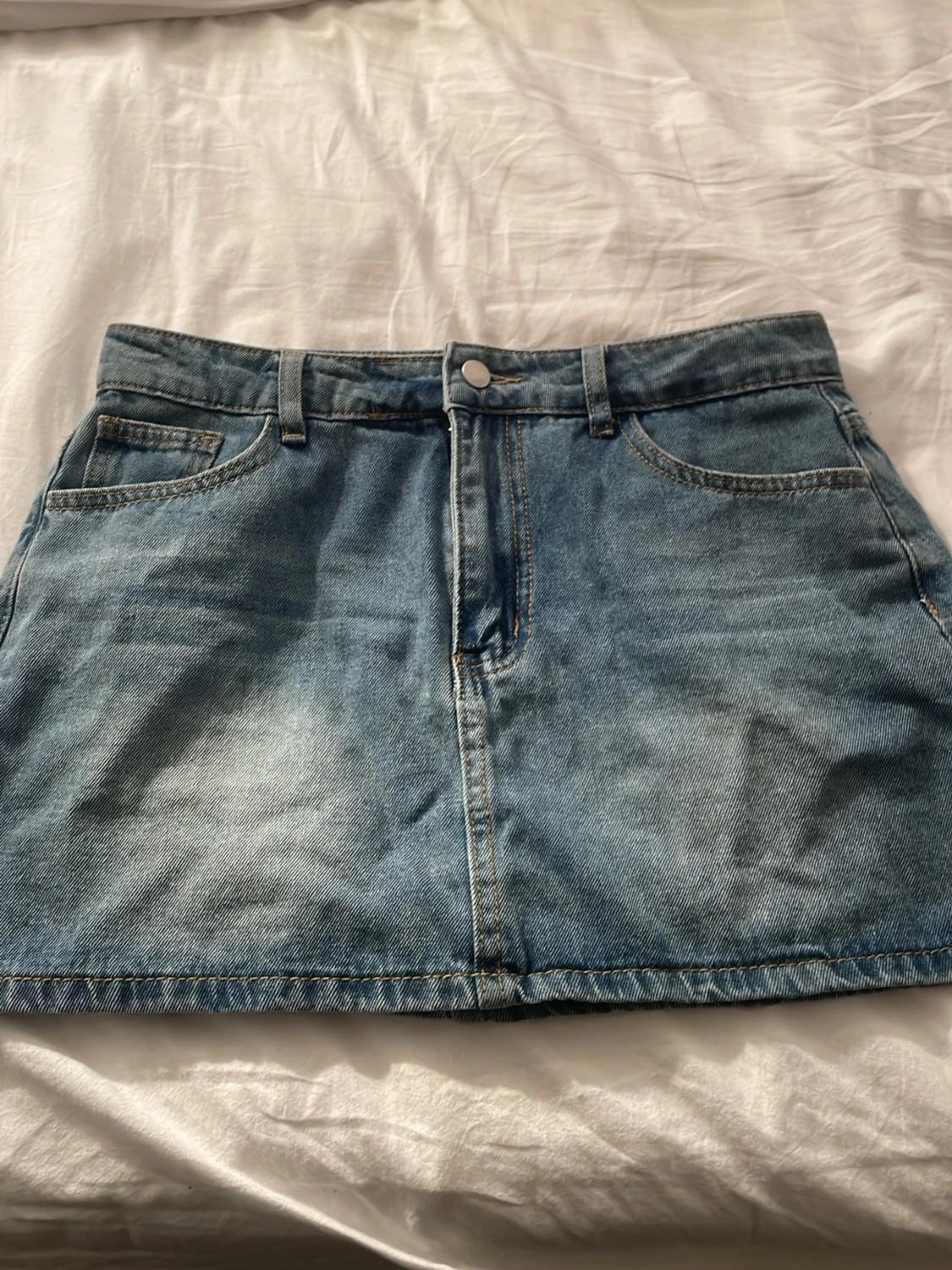 Blå jeanskjol med fickor