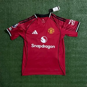 Manchester United Tröja - Säljer denna snygga tröjan till ett riktigt bra pris! Skriv till om ni är intresserad eller har några funderingar kring tröjan.