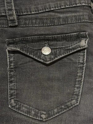 Svarta GinaTricot jeans - Säljer ett par svarta flare Ginatricot jeans. Storlek 158. Säljer eftersom de inte längre passar. Lätt slitna i bensluten men är knappt synligt när de är på💕 skriv om ni har några frågor!