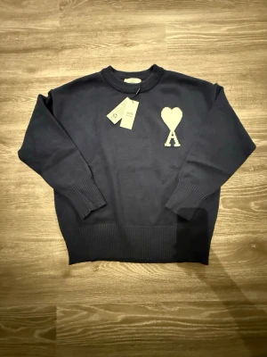 Navy blå stickad tröja  - En fin navy blå styckad tröja med inga fel alls pris kan diskuteras dm vid intresse 