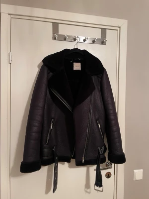 Svart bikerjacka från Nelly - ✨Säljer en svart bikerjacka från Nelly. Strl S✨