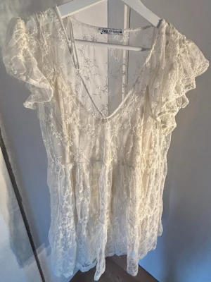 Klänning från Zara❤️ - Säljer denna superfina spets klänningen från Zara i storlek M, passar perfekt nu till sommaren eller till student❤️