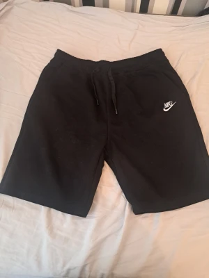 Nike shorts - Aldrig använda.Svarta shorts från Nike med klassisk logga broderad i vitt.Perfekta för chill eller träning.