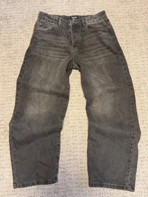 Grå loose fit jeans från BoohooMAN - Säljer ett par gråa loose fit jeans från BoohooMAN, storlek 32W, har knappt haft på mig de, kan diskutera priset.