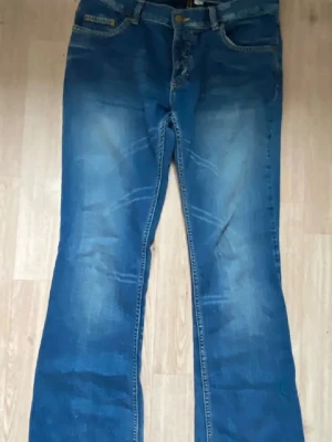 Jeans  - Bootcutjeans med låg midja 💗