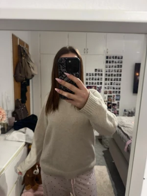 Vero Moda tröja - Mysig beige stickad tröja från vero Moda. Tröjan är i storlek M och passar perfekt för varma sommarkvällar!💕