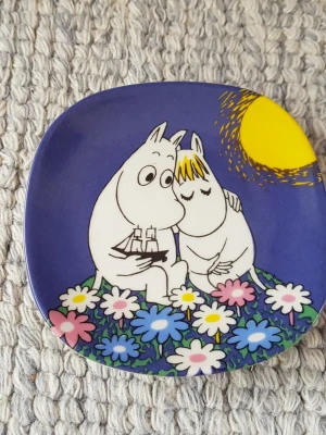 Mumin väggtallrik Månsken  - Felfri. Arabia. 12x12cm. Packar mycket bra. 