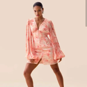 Adoore klänning  - super fin adoore klänning som använts två gånger och väldigt varsamt, pris kan eventuellt diskuteras🤍🤍