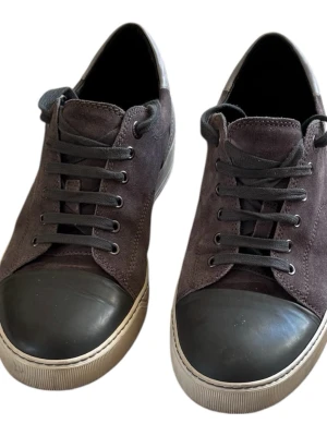 Grå mockasneakers med svart tå - Stilrena Lanvins!! Priset är ej hugget i sten så kom gärna med prisförslag