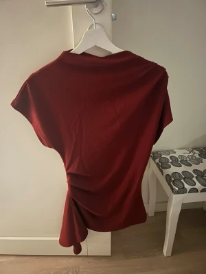 Gina tricot topp  - Gina tricot topp vinröd i strl. Xs