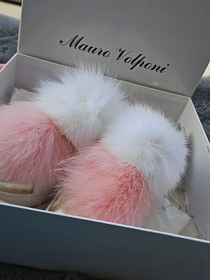 ✨ Marco Tozzi sneakers med päls – trendiga & feminina ✨ - ✨ Marco Tozzi sneakers med päls – trendiga & feminina ✨ Säljer ett par supersnygga Marco Tozzi sneakers i vitt med rosa detaljer och mjuka pälsbollar. En unik och feminin modell som verkligen sticker ut. Använda mycket lite och i fint skick. Storlek: 38 Färg: vit / rosa / guld Bekväma och perfekta till både vardag och en mer stylad outfit. Ger en lyxig och lekfull look.