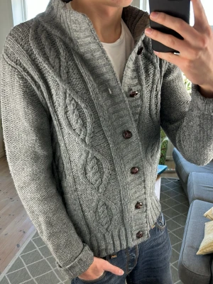 Cardigan stickad grå  - Trendig och stilren, perfekt nu under våren! Mått: A:47 B:47 C:45 D:64 (cm) Skriv vid fundering😊✌️
