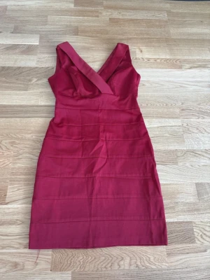 Klänning storlek 40 - Röd klänning från Zeropoint i storlek 40. Har dragkedja på ryggen. Har ett till lager under.