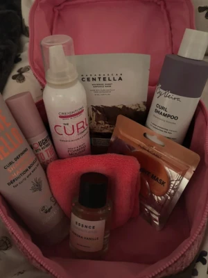 Gift bag - Rosa  - Obs!!! Väskan på bilden är INTE inkluderad 🫶  Vad som ingår :  • curl shampoo • under ögon mask • Centella ansiktsmask  • foaming mouse  • anti frizz serum  • curl defining  • ansikts tvätt handske   • parfym 50 ml