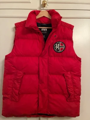 Helly Hansen Väst - Använt enstaka gång. Snygg, lite tjockare, röd väst från Helly Hansen.