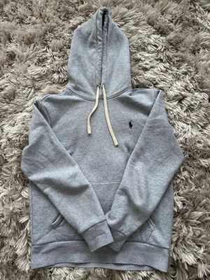 Ralph lauren hoodie  - Skick 9/10 använd några gånger men inga hål eller andra defekter. Passar dig från 170-180