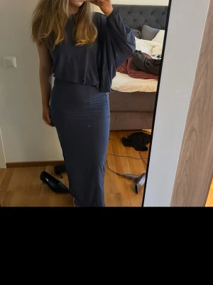 Marinblå långklänning med vid ärm - Lappen kvar, storlek 38, vill bli av med fort så pris kan diskuteras 