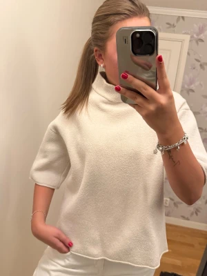 Polotröja - En superfin beige kortärmad polotröja från Zara! Storlek s☺️☺️