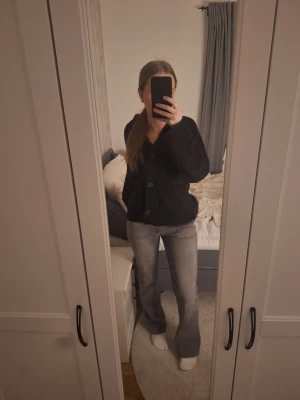 Gråa bootcut jeans från 157 - Säljer ett par gråa bootcut jeans från 157. Jeansen har hög midja, raka ben med lätt utsvängning och stora fickor framtill. Tillverkade i mjukt denimtyg som ger en avslappnad vibe. Perfekta för dig som gillar en retro och chill stil.