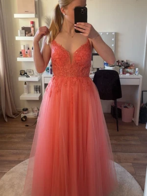 Balklänning - Jag fick hem den för typ 3 dagar sen och insåg att den satt för stort så därför väljer jag att sälja den så den är helt ny. Måtten är byst: 87 midja: 75 höft: 100,5 längd: 138