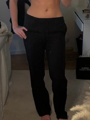 Svarta raka linnebyxor  - Snygga svarta linnebyxor med rak passform och medelhög midja. Byxorna har en klassisk look utan synliga detaljer framtill och är perfekta för en clean och stilren outfit. Anvönda fåtal gånger