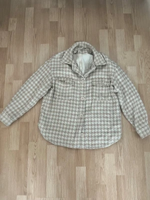 Beige jacka - Stilren  jacka perfekt till våren