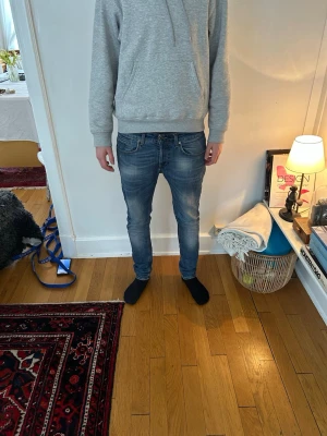 Dondup Jeans - Ett par blåa dondup jeans med en snygg diskret fade. Jeansen är i topp skick och sitter som ett par vanliga dondups. Priset är ej hugget i sten. Mvh