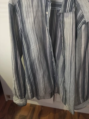 Linne skjorta från Stenströms - Snygg randig skjorta från Stenströms i slimline-modell. Skjortan har blå och vita ränder, klassisk krage och knäppning framtill. Tillverkad i ett mjukt bomullstyg som känns skönt mot huden. Perfekt för dig som gillar stilrena och tidlösa plagg.