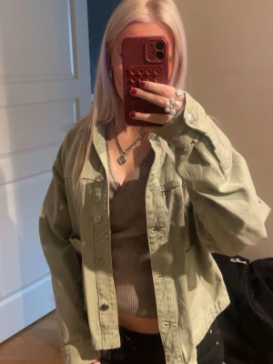 jeansjacka zara - jättefin grön jeansjacka från zara! perfekt till våren! säljer då den inte kommer till användning, kontakta mig för fler bilder eller frågor!💗