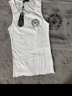 Vit ribbad linnetopp - Linne för damer. Lyxkvalitet." 