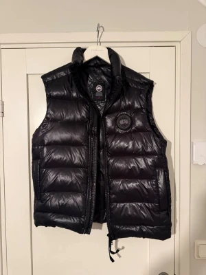 Svart dunväst från Canada Goose - Snygg 1:1 svart dunväst från Canada Goose i nyskick
