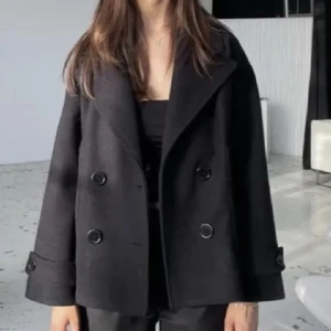 Design by si jacka - Säljer min design by si kappa då den blivit för liten. Tvättlapp bortklippt annars fint skick!!