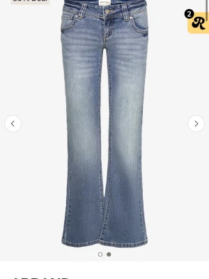 Blå bootcut jeans från ABRAND - Snygga blå bootcut jeans från ABRAND i storlek 27. Har använt dom en gång så dom är i topp skick!!nypris 1000kr