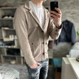 Stickad Overshirt  - Mycket fint skick, inga defekter men tröjan har en rätt konstig passform. Nypris ca 2000kr. Storlek 50 vilket motsvara M/L, passar dig som är 183-193 ungefär. Skriv för mer information!🤝