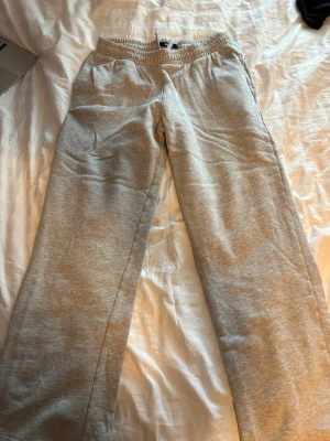 Gråa mjukisbyxor med vida ben - (Utförsäljning av alla mina kläder, så priset jag lägger ut för gäller, och inget lägre)