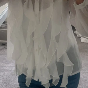 Vit volangblus med lång ärm - Superfin volangblus som är lite genomskinlig 🤍 perfekt till våren och sommaren 