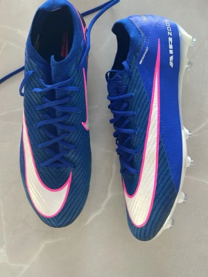Nike Mercurial Air Zoom blå fotbollsskor - Använt endast 1 gång (45 min), tvättade även dom efter bruket så ser och är splitternya. Nypris ligger på 2729 (3099). Hör av er vid prissumman!