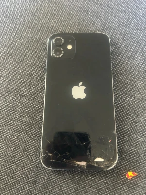 Svart iPhone med dubbla kameror - Säljer en svart iPhone med stilren glasbaksida och dubbla kameror. Klassisk Apple-logga på baksidan och rundade hörn. Telefonen har en modern design och är tillverkad i glas och metall. Perfekt för dig som gillar Apples ekosystem och vill ha en snygg smartphone.