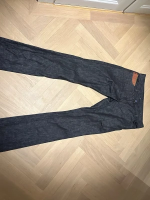 Mörkblå low waisted jeans från FENDI - Säljer ett par mörkblå jeans från FENDI, jeansen är i mycket bra skick och är i måtten: Midjemått: 40 Innerbenslängd: 94 Grenhöjd: 20. Jeansen är perfekta att ha på finare middagar, i skolan eller när du vill dem går att matcha till allt! Jeansen är en liten 38. Pris går att diskutera!🫶🏻