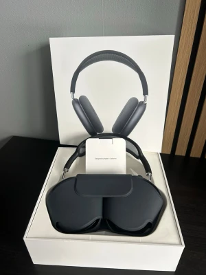 Airpods max - Säljer dessa airpods max i färgen midnight blue.  Skicket är mycket fint då jag knappt använt dem. Allt på bilden ingår + laddare. Skriv vid fler frågor eller bilder