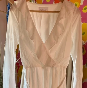 Sisters Point klänning - Superfin långklänning från Sisters point. Finns ett band man kan knyta vid midjan, går att ta av. Passar XS likväl S. Använd max 2 gånger. Perfekt för flera olika tillfällen.