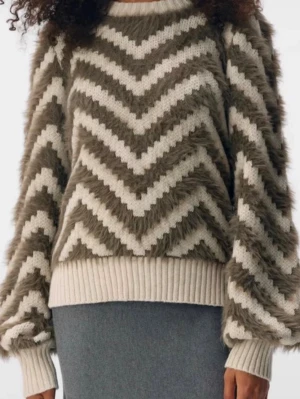 Stickad tröja - Säljer en fluffig stickad jätteskön tröja. Storlek S. Aldrig använd, prislappen sitter kvar🤍Nypris 569kr. Redo att skickas direkt📦