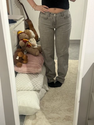 Gina tricot jeans - Säljer ett par superfina ljusgrå low waist jeans från Gina tricot i storlek xs. Det sitter superfint på!💕