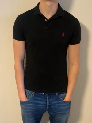 Ralph Lauren piké  - Fint skick inga defekt, storlek M men skulle säga att den passar mer S | modellen är 185 cm lång och väger ca 78 kg och den är för tajt och för liten