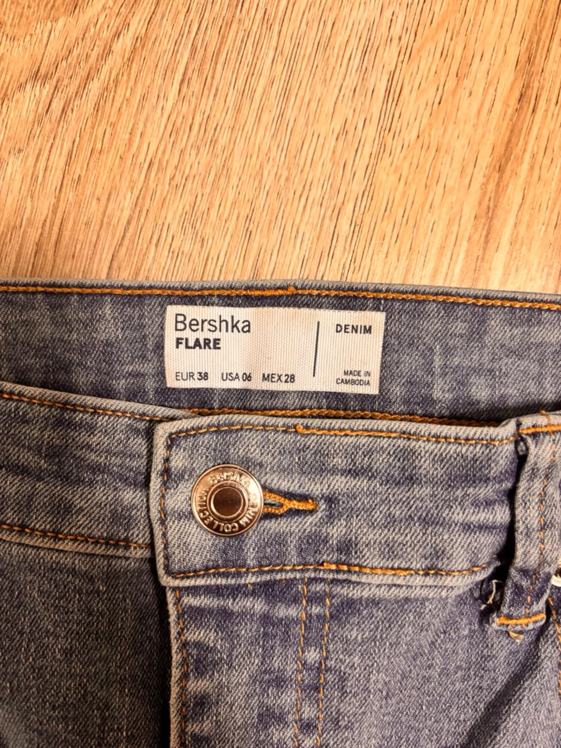 Blåa utsvängda jeans  - 2