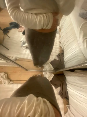 Brun stickad långkjol - Mysig brun stickad långkjol med rak passform. Kjolen är enkel och stilren, perfekt att matcha med en stickad tröja eller t-shirt. Materialet ser ut att vara mjukt och stretchigt, vilket gör den bekväm att bära hela dagen.