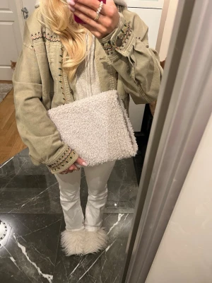 Datorfodral  - Datorfodral i pile material☁️det är handgjort och helt nytt! Passar 11 tums datorer🪡🥰🤍