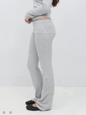 Gråa yogapants från ginatricot - Säljer ett par ljusgrå yogapants från ginatricot. I storlek 154/152 De är tillverkade i mjuk och stretchig bomullsblandning som sitter skönt på kroppen. 